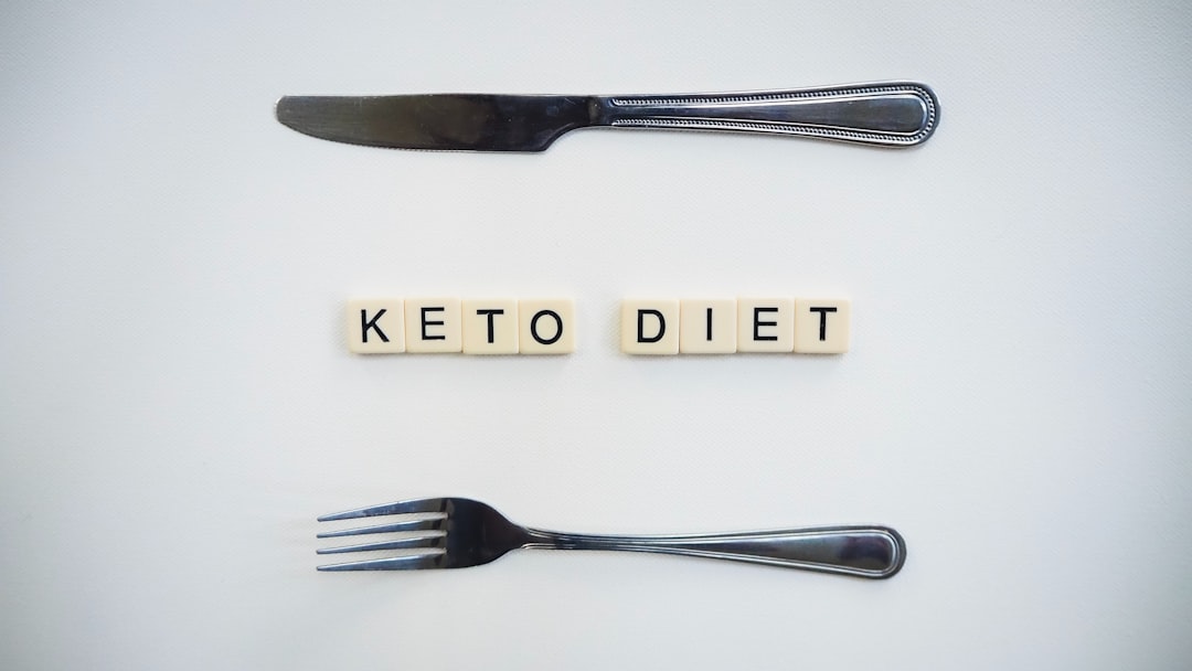 Illustration of ketogenic diet principles and food choices.